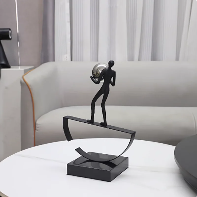 Escultura Decorativa em Ferro Fundido Equilibrista — Michel Oliveira