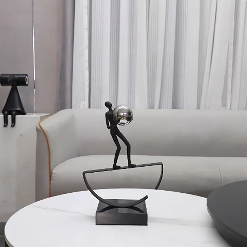 Escultura Decorativa em Ferro Fundido Equilibrista — Michel Oliveira