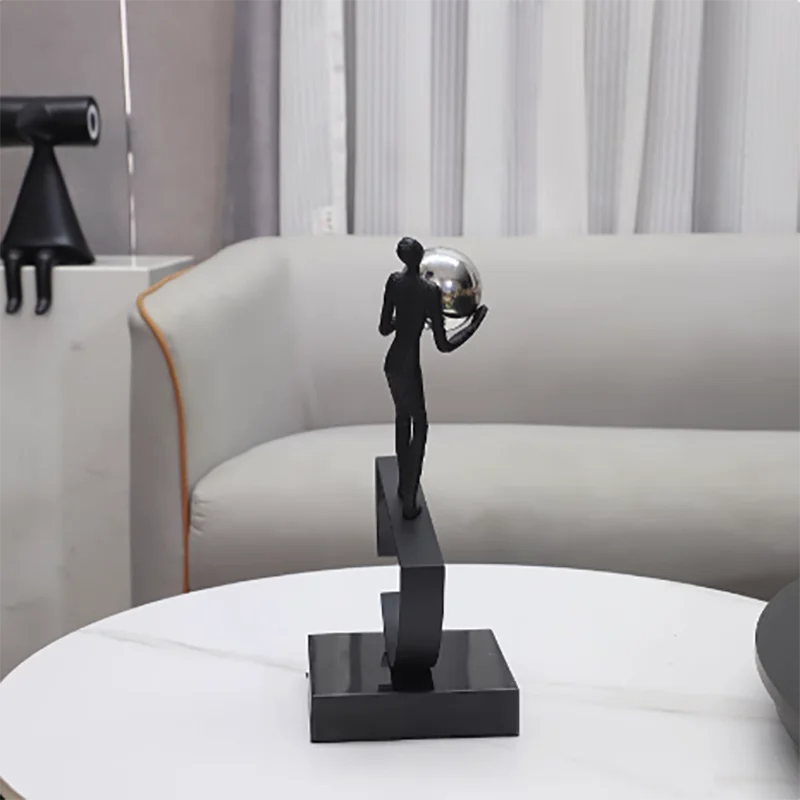 Escultura Decorativa em Ferro Fundido Equilibrista — Michel Oliveira
