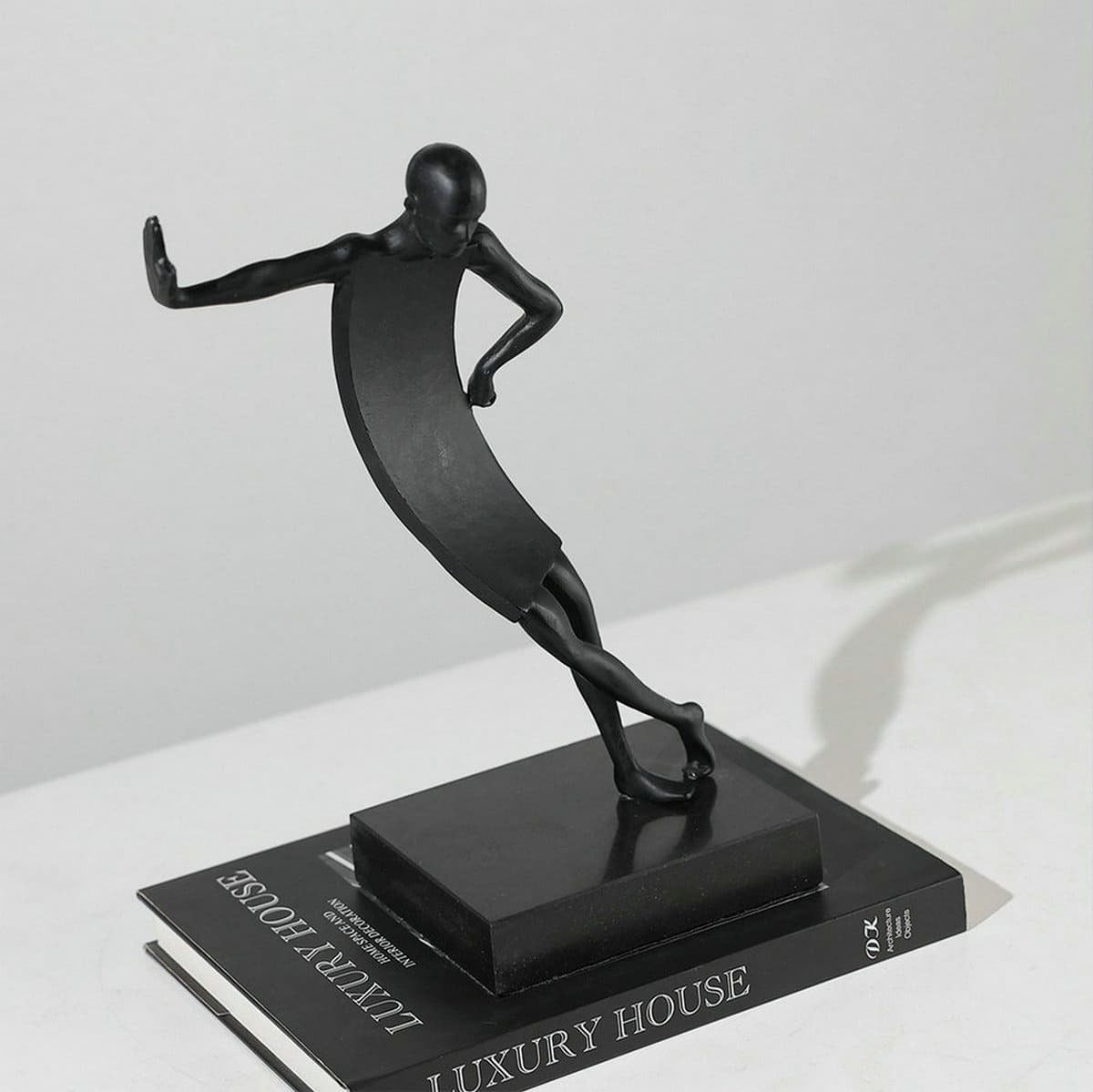 Escultura Decorativa em ferro Fundido Amparo — Jorge Leal
