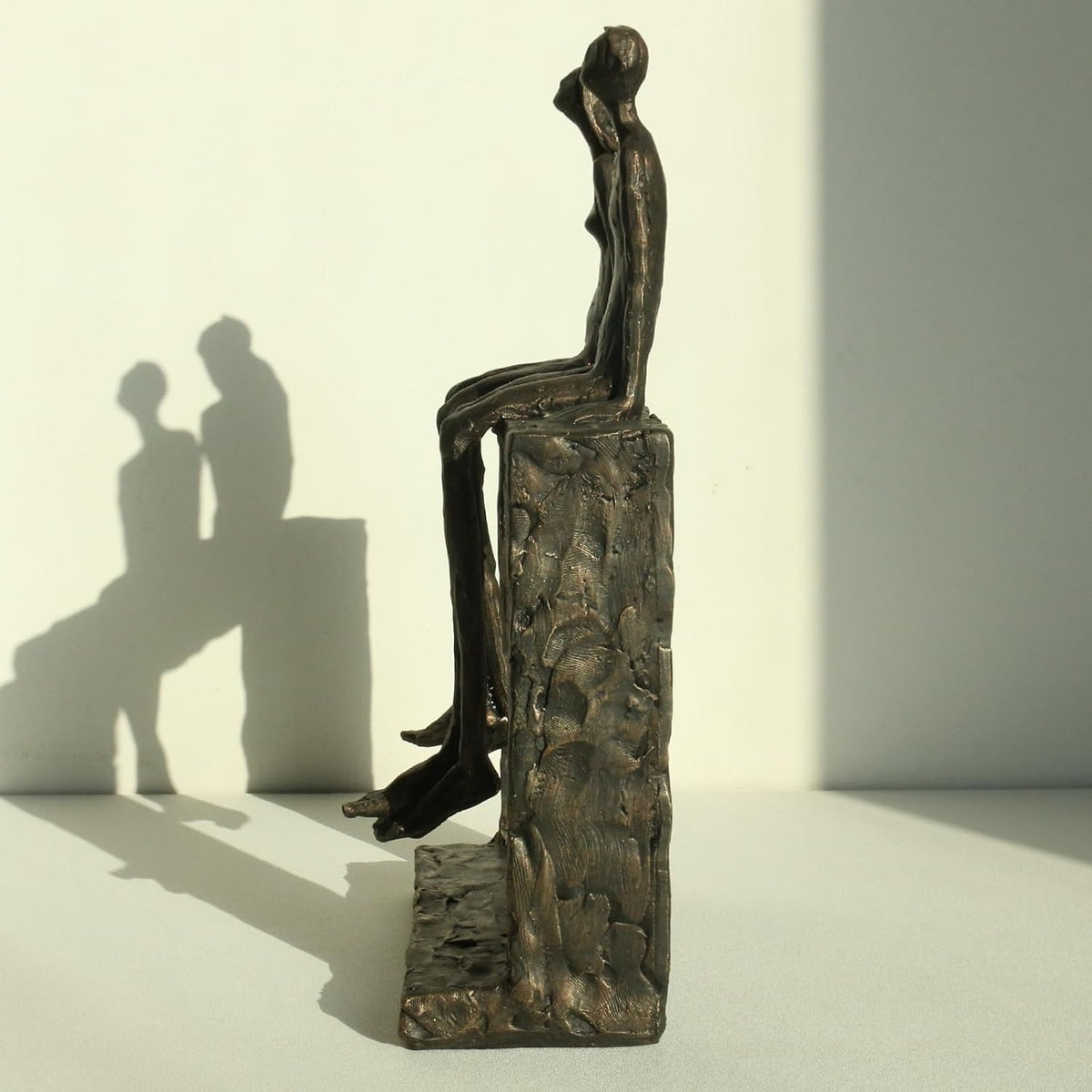 Escultura Decorativa Casal Sentados — Helena Rodrigues