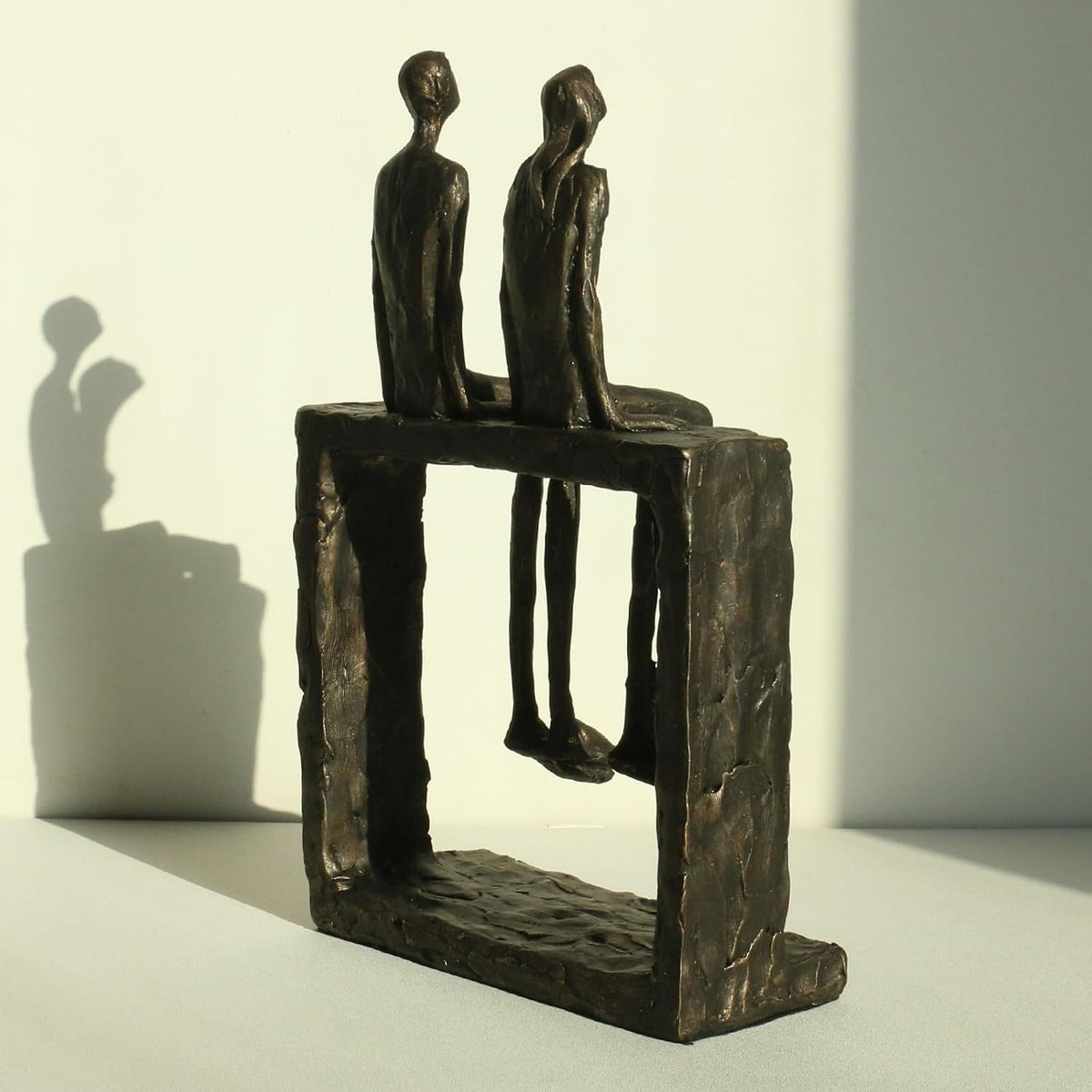 Escultura Decorativa Casal Sentados — Helena Rodrigues