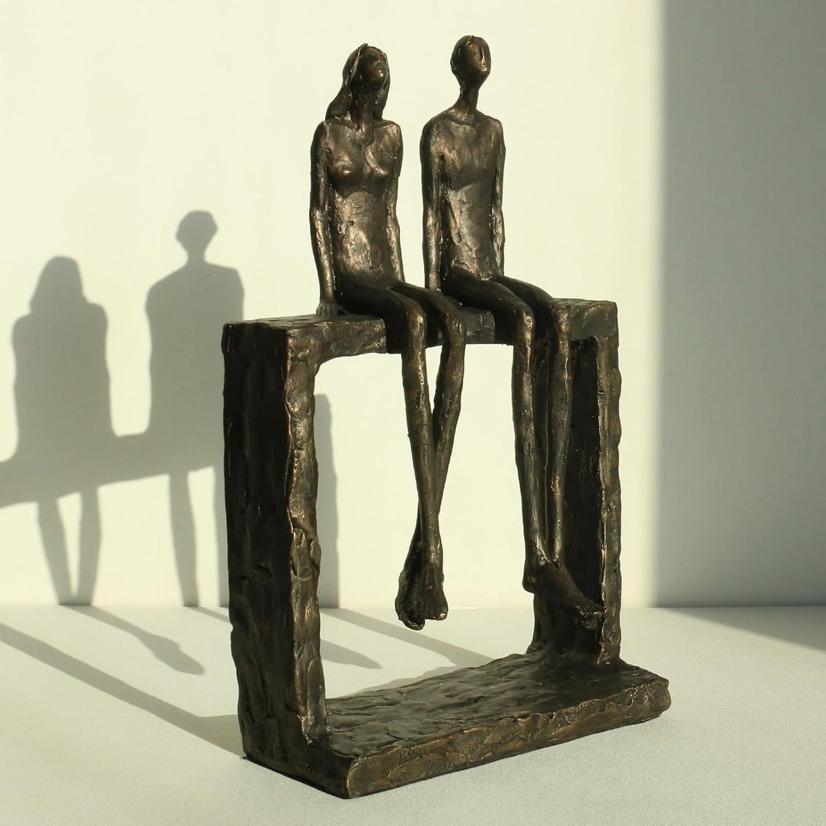 Escultura Decorativa Casal Sentados — Helena Rodrigues