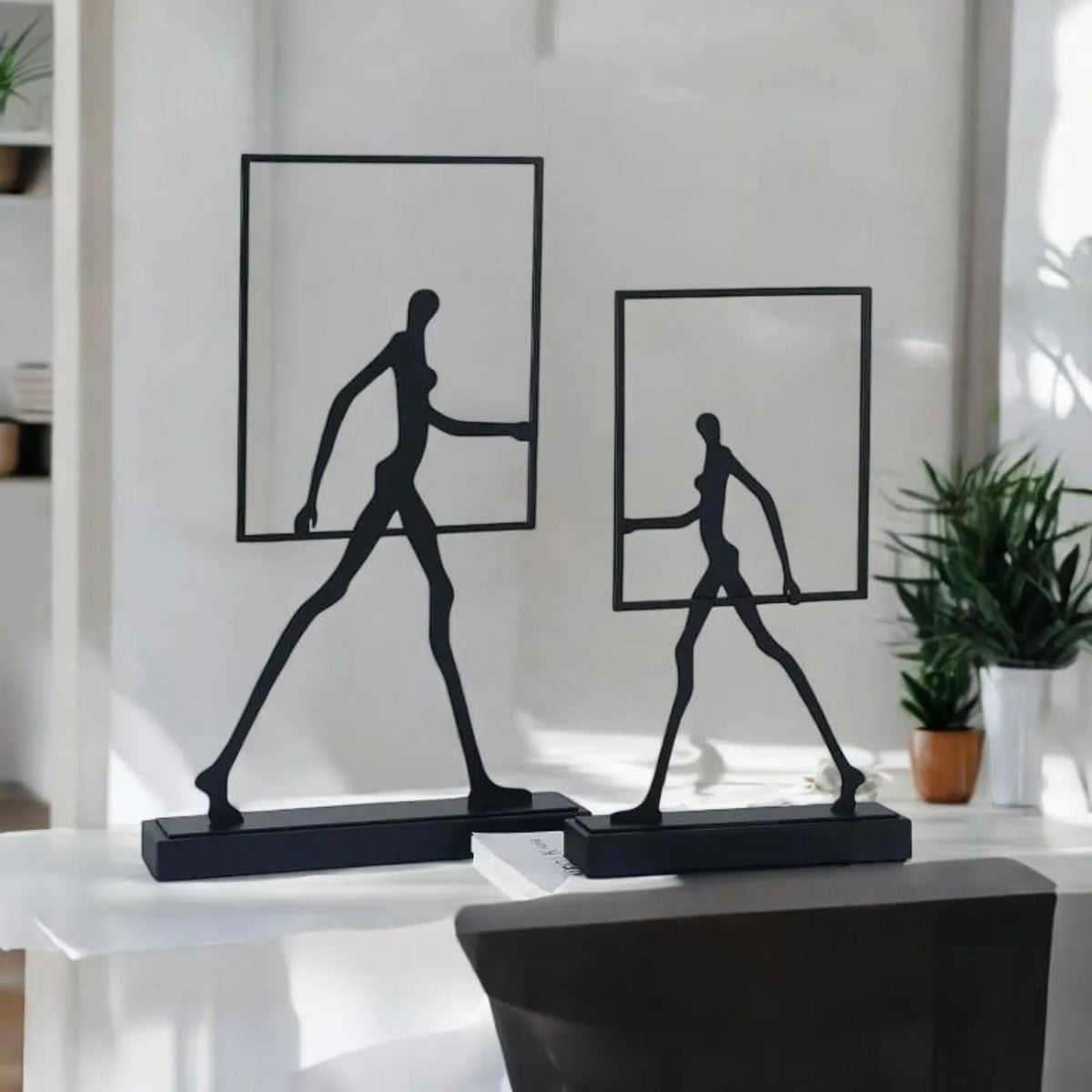 Escultura Decorativa em Ferro Fundido Walker — Michel Oliveira