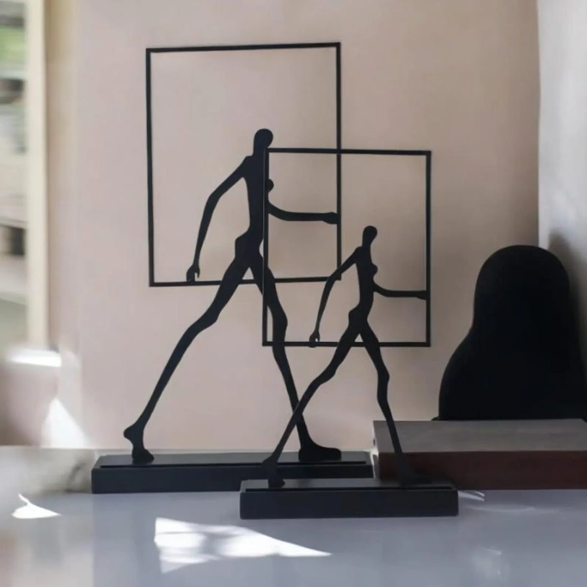 Escultura Decorativa em Ferro Fundido Walker — Michel Oliveira